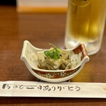 どぜう・四季料理 やぶや - ふぐ皮煮凝り（お通し）
      いきなり心躍るお通し♡
      ふぐ皮の煮凝り、季節感あって最高です♪(≧∀≦)
      上品なふぐの旨味が凝縮され、ゼラチン質のプルプル食感、メチャうまーーーｳﾏ━ (●>艸<) ━ｽ!!!