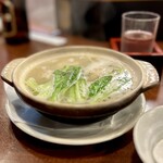どぜう・四季料理 やぶや - 鶏の水炊き（¥1,100税込）
      少しとろみのある鶏スープの中には、よく煮込まれた手羽元と自家製の鶏つみれ。小松菜が添えられています。このシンプルな水炊きが、なんでこんなにおいしいの！？