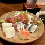 どぜう・四季料理 やぶや - お刺身盛り合わせ（値段不明）
                                きめ細かい肉質のバチ鮪、抜群の〆加減の小肌、ネットリと甘いヤリイカ、上品な旨みととろける柔らかさの金目鯛、新鮮で肉厚なアジ♡
                                ツマとして添えられるのは初モノの新玉ねぎ♪