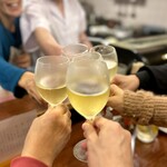 どぜう・四季料理 やぶや - 白ワインで乾杯のサービス♪･:*+.\(( °ω° ))/.:+
      大将と女将さん、接骨院の先生夫婦、とMさんとMugの6人でもう一度乾杯です♡♡♡⍋*.＊メリークリスマ〰️ス ♪