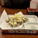 どぜう・四季料理 やぶや - むかごかき揚げ（¥640税込）
      これがまたホクホクして最っ高においしい♪
      でもホクホクだけじゃない、三つ葉も一緒に揚げてあって爽やかなアクセントを加えているのが本当にニクイ！(≧∀≦)˚₊‧⁺