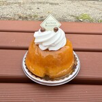 オーボン スーヴニール - シャンティクリームがちょこんとのった愛らしいサヴァラン。洋酒ひたひたじゅんわり大人の味❤️