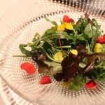 お肉屋 けいすけ 三男坊 -     ベビーリーフとお花のライムサラダ