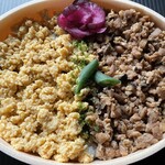 鳥開総本家 - 料理写真:鶏そぼろと出汁玉弁当734円