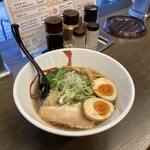麺屋はる - あっさりしょうゆラーメン煮玉子のせ
