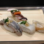 立喰 美登利 - 上、かます（132円）、左から、いわし（88円）、えんがわ（110円）、つぶ貝（110円）