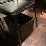 CAFE AALIYA - 荷物は椅子の下のかごに