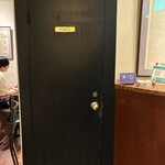 CAFE AALIYA - トイレは入り口正面