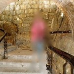 The Terrace - では石壁の細い階段をのぼって中の方へ