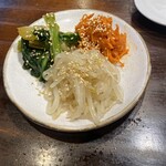 炭火焼肉 にく式 - ナムル3種