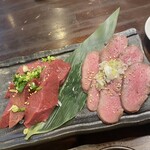 炭火焼肉 にく式 - 左　ハツ刺し　右　タン刺し