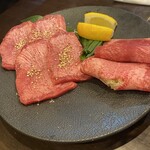 炭火焼肉 にく式 - 左　上タン　右　ねぎ塩タン