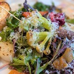 ベジバル チバットリア - ベジ盛り♡
      新鮮な生野菜の上に釜焼きのお野菜やしいたけなどが乗っています♪︎
      コレ、野菜が甘く濃くて大好き(⸝⸝´꒳`⸝⸝)♡