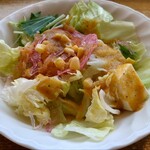 グルービー - セットのグルービードレッシングがかかったサラダ