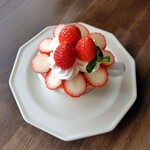 cafe しずく - いちごのティーカップパフェ