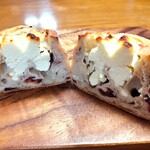 ラトリエドゥカンデルトウキョウ - クランベリーとクリームチーズ断面