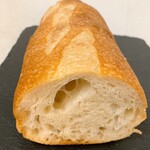 ローゼンボア - 20年くらい前に一度来てそれ以来寄らなかったんですがスタンプラリーにつられて買い物をしたらこのバゲットがおいしい。噛むと旨みがある生地。表面のペタペタした感じはお砂糖入ってるのかなぁという感じですがポン○ドウルのバゲットよりもずっと美味しい