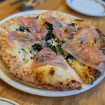 ベジバル チバットリア - メイン①
      切りたて生ハムとほうれん草のピッツァビアンカーネ♡