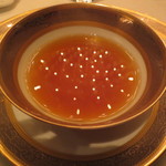 銀座 レカン - きれいに澄んだビーフコンソメ。