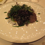 銀座 レカン - 自分はフランス産フォア・ド・ボー（仔牛のレバー）と春菊のサラダ。秋トリュフの香り。黒い粒はマッシュルームを炒った物。