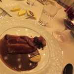 銀座 レカン - 過度に渋くない深みのあるワインが鴨肉の豊かな香りと味わいを更に引き立てます。