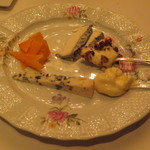 銀座 レカン - ロックフォールやミノレット18カ月のほかに手前のスプーンはレカンオリジナルのチーズのムースなど。