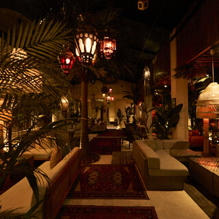 完全個室やカラオケ付き！メキシコリゾート風の大型ラウンジ♪