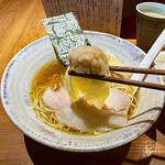 ジャパニーズ ラーメン 五感 - 小ぶりですが餡がたっぷり詰まったワンタン