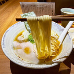 ジャパニーズ ラーメン 五感 - やや平打ちの細麺