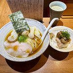 ジャパニーズ ラーメン 五感 - 「ワンタン醤油 らぁめん」＋「地鶏味玉」と「炭火おにくごはん」