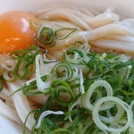 自家製さぬきうどんと肉 新橋甚三 - 特にねぎ増しを頼んだわけではないですが、ずいぶんおまけしてくれて(笑)うどんのカタさはドンピシャ！しょうゆだけに塩っ気はなかなかでした。大盛にしとけばと、あとで悔やむも簡単にはトイレ行けねえし....
