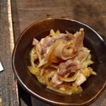 鳥茂 - お通し（ミミガーと玉ねぎのマリネ）