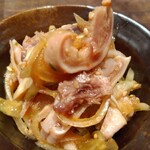 鳥茂 - お通し（ミミガーと玉ねぎのマリネ）