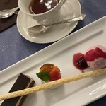 Perle - ガトーオペラ／苺アイス.ベリーソース