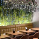 SHIBUYA SPICE 薬膳楽園 - キッチンからのテーブル席