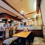ダフネ珈琲館 - 店内（昭和レトロな雰囲気♪）