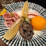 鳥茂 - 内臓刺し盛り合わせ、黄身付き