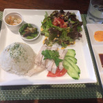 カフェ Lakan - weekly lunch。これは、シンガポールチキンライス♫
            お肉はしっとり、ご飯には鶏のエキスがたっぷりしみこんでて美味しい！また食べたいな♫