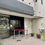 パティスリー ロタンティック - シックな店構え