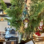 パティスリー ロタンティック - 店内　ナチュラルなツリー