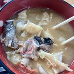 松輪 - あら汁。魚の旨みが凝縮されてます。骨以外は全て吸い尽くしました。