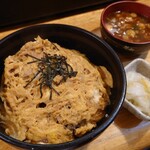 かつ芳 - 親子丼(漬物・赤出汁つき)
