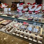 パティスリー ロタンティック - 店内　サンタのギフトなど