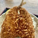 松輪 - こんなに美味しいアジフライは滅多に出会いない。身はホクホク、衣はサクサク。捌き方が素晴らしく骨が無く尾鰭まで全て食べ尽くしました。キャベツの千切り、タルタルソース、スライスレモンが添えてあります。