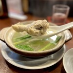 どぜう・四季料理 やぶや - 出汁は鶏だけ、手羽元を強火で1時間ガッツリ火にかけて乳化させるイメージで炊くんだそうです。すごいなー