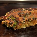 象屋 - 少ししっとりしたキャベツ甘みが楽しめる生地の上に
      キムチとジューシーな豚がのってる
      ソースより、僕は醤油が好きぃーーーー！