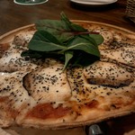 HARAPEKO - 黒鯛のピザ黒胡椒風味1320円