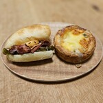 ル・シュクレクール - 焼きリンゴとベーコンのサンド510円。じゃがいもとゴルゴンゾーラのキュシュ650円