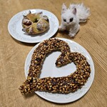 ル・シュクレクール - シェクレといえば定番のハートマークパン！チョコレート味です！奥はピスタチオを練り込んだクリスマスリースをイメージしたパン