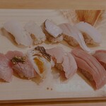 松寿司 - 上の段　左からオオモンハタ　ゾウリエビ　あな貝　かんぱち　アオリイカ　下の段　左から　ヤイトガツオが二貫　ハマフエフキダイ　ビンチョウマグロ　キハダマグロ　本鮪